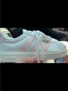 New n box adidas campus Women’s White w pink strip w 7.5 youth 6